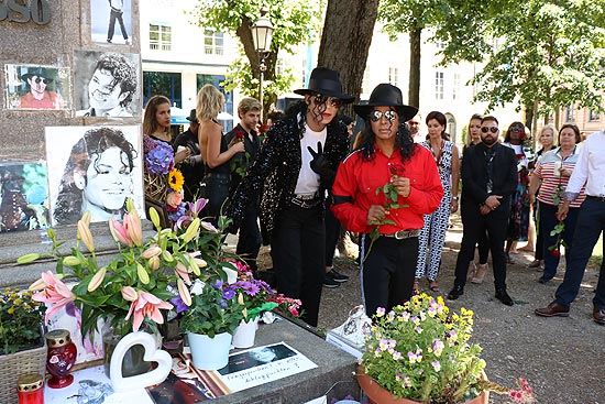  Michael Jackson Songs vor dem Denkmal gegenüber dem Hotel Bayerischer Hof -  